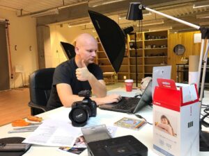 Magnus Nilsson arbetar med bilder i sin fotostudio